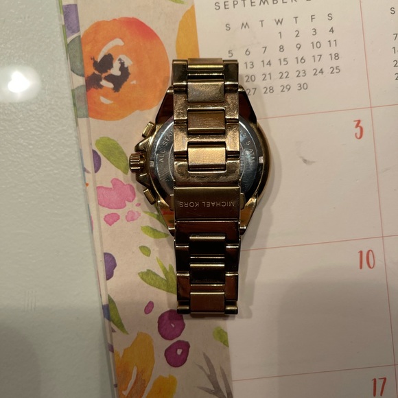 Michael kors oversized gold watch - Picture 7 of 7